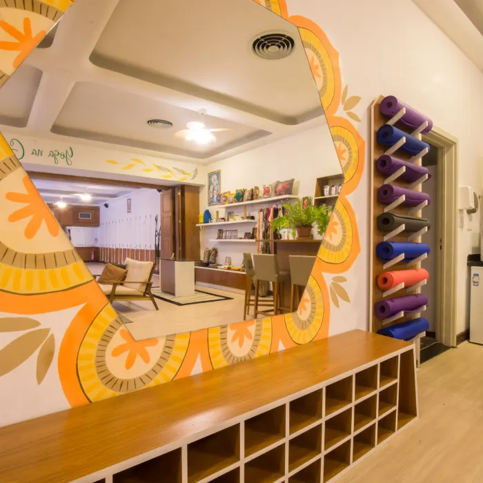 Parede decorada do estúdio com painel colorido e prateleira de acessórios