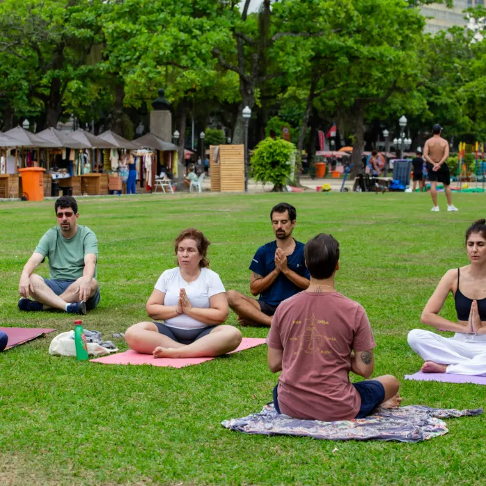 Prática coletiva ao ar livre na Praça Paris, vista de outro ângulo